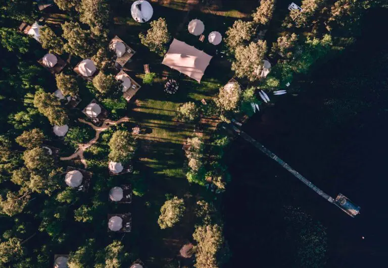 Luchtfoto nordic woods glamping