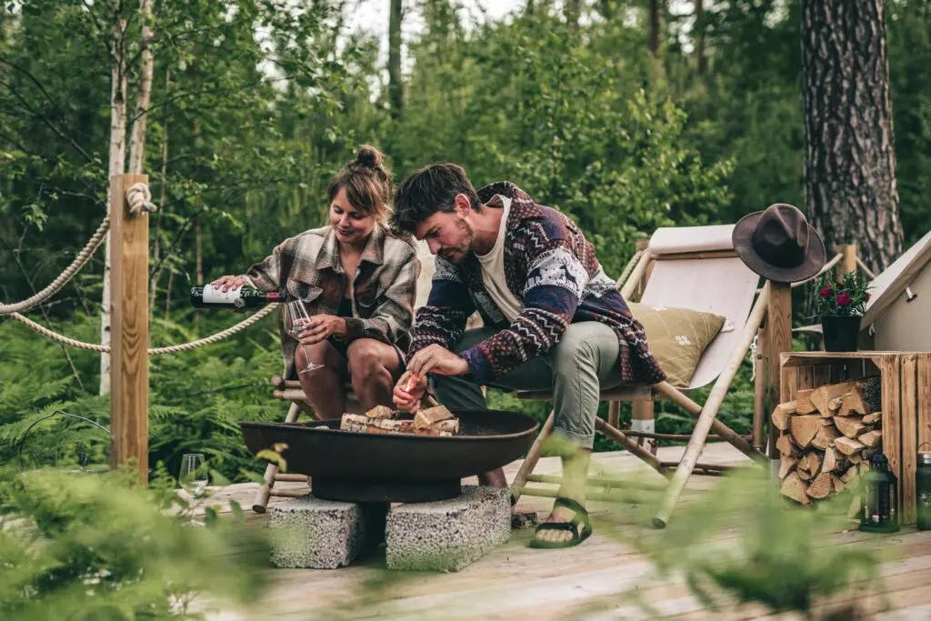 man en vrouw bij kampvuur