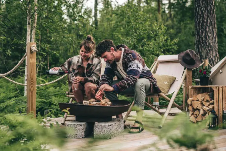 man en vrouw bij kampvuur